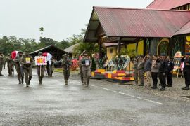 Jenazah anggota Brimob korban KKB dimakamkan di Serui
