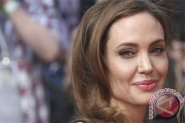 Angelina Jolie kembali ke karpet merah dalam festival film Cannes 2025