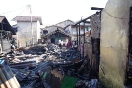 Wali Kota Pontianak tinjau langsung tujuh rumah yang ludes terbakar di Tanjung Baladewa
