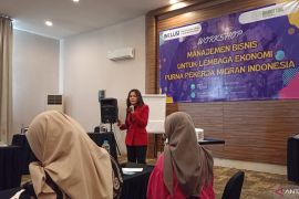 Pengusaha batik ajarkan kelola bisnis digital kepada purna PMI