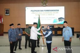 Pemkab Bekasi resmi lepas keberangkatan 435  calon haji Kloter 33