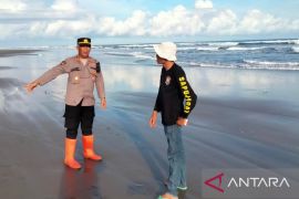 Petugas melanjutkan pencarian nelayan hilang di Pantai Cikakap-Cianjur