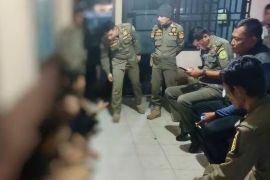 Satpol PP Tanjungpinang amankan empat orang pelajar diduga hendak tawuran