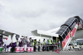 Pesawat Garuda bawa jamaah  calon haji lakukan RTB di Bandara Kualanamu
