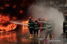 Pabrik karet di Kota Padang kebakaran Minggu siang