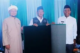 Bupati HSS salurkan bantuan karpet dan marmer untuk MT Tanwirul Qulub