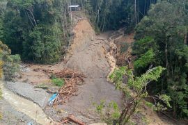 Tim SAR lakukan pencarian 19 warga yang hilang akibat banjir di Pegunungan Arfak