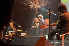 Lagu "Rumah Kita" dinyanyikan bersama menutup konser Godbless
