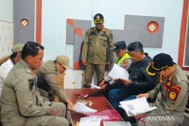 Satpol Mukomuko berikan teguran pada karaoke jual miras tanpa izin