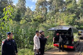 Tim Brimob Polda Jabar memusnahkan mortir yang ditemukan warga di Garut