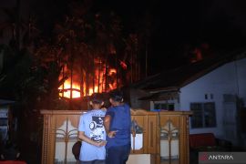 Petugas terus berupaya padamkan kebakaran pabrik karet di Padang