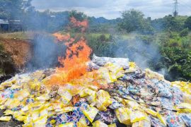 Ribuan produk permen mengandung gelatin babi dimusnahkan di Samarinda