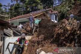 Pembersihan material longsor di Lembang