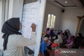 Pengungsi bencana tanah longsor di Lembang