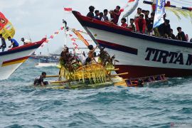 Nelayan Trenggalek gelar tradisi Labuh Laut Sembonyo sebagai bentuk syukuran