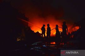 Pabrik karet di Padang terbakar