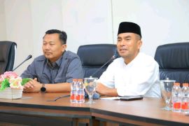 Wabup Labura serahkan bantuan nutrisi dan sembako untuk lansia