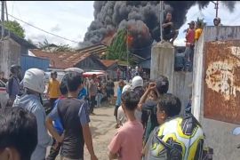 TNI - Polri sterilkan akses ke lokasi kebakaran pabrik karet di Padang