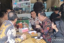 Wamen HAM ngopi di Aekkanopan