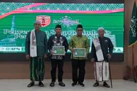 Bupati dan Wabup HST terima peci dan kartu tanda anggota NU