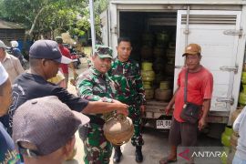 Warga antusias beli gas LPG 3 kilogram di pasar murah TMMD ke-124 HST