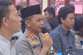 Polres Metro Depok tertibkan atribut bendera ormas dan posko tidak berIMB