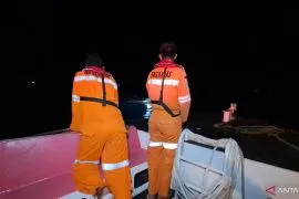 Tim SAR gabungan evakuasi kapal mati mesin di perairan Karang Kering