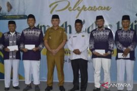 Wali Kota Baubau lepas 143 calon jamaah haji 2025
