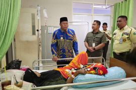 Bupati Batola Bahrul bantu Kartina penderita kanker tulang