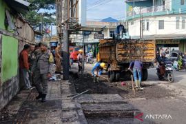 Pemkab Garut menertibkan PKL yang berjualan di badan jalan dan trotoar