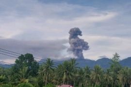 Gunung Dukono meletus dan menyemburkan abu vulkanik setinggi 1.300 meter