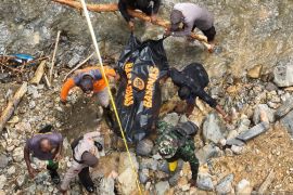 Tim SAR evakuasi lima jenazah korban banjir di Pegaf