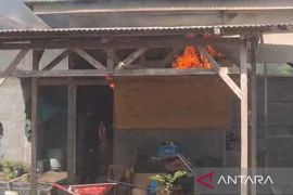 Gagal tagih utang, pegawai bank Emok bakar kamar petugas kebersihan Puskesmas Cidaun
