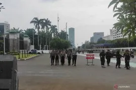 Demo ojol, Polisi bersiaga di depan Gedung DPR/MPR RI