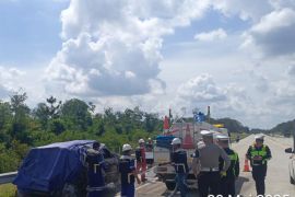 Polisi Jambi evakuasi mobil minibus kecelakaan di Tol Baleno