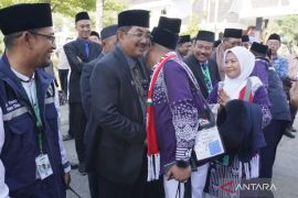 Lepas jamaah calon haji, Bupati Tanjabbar harapkan menjadi haji mabrur