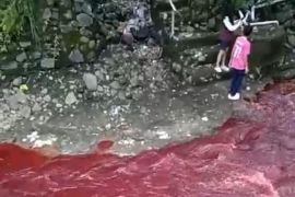 Air Sungai Silayar di Cirebon Berubah Merah, Warga Resah
