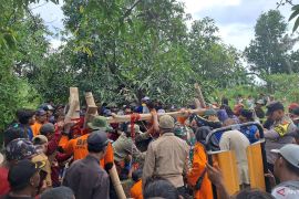 Tim SAR gabungan Situbondo evakuasi jenazah dari dalam sumur 30 meter