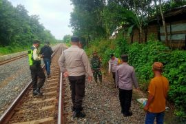 Polres OKU evakuasi jasad korban tertabrak kereta api