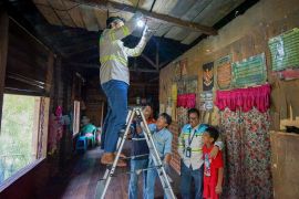 PT TPI beri bantuan perbaikan instalasi panel Surya Desa Pemarangan Kiwa