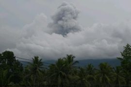 PGA sebut Gunung Dukono di Halut semburkan abu setinggi 1.500 meter