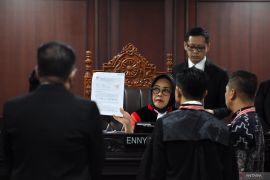 Seorang guru minta usia pensiun diperpanjang saat uji UU Guru dan Dosen