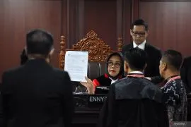 Seorang guru minta usia pensiun diperpanjang saat uji UU Guru dan Dosen