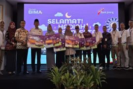 Bank Jateng Slawi serahkan mobil listrik kepada pemenang Tabungan Bima