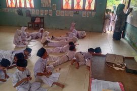 Miris, Siswa SD negeri di Aceh Timur ini terpaksa belajar sambil tengkurap