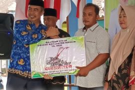 Bupati Madiun berikan bantuan benih padi untuk kelompok tani dan KWT