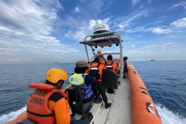 Penumpang Kapal Tidar loncat di perairan Paotere Makassar belum ditemukan