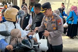 Univsm dan Polres Balangan bagikan takjil untuk masyarakat