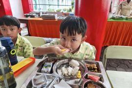 DPR minta masyarakat tak terprovokasi berita hoaks MBG