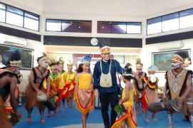 Wamen Komdigi disambut tarian adat Sentani.saat tiba di Jayapura